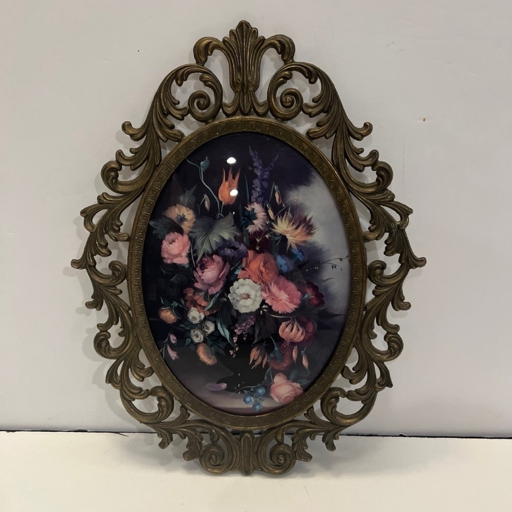 BEAUTIFUL VINTAGE ANTIQUE OVAL BRASS GLASS PICTURE
FRAME MADE IN ITALY